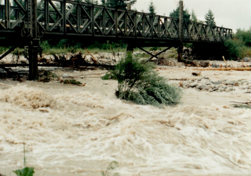 Povodeň na  rieke Belej  pri moste na Kokavu - fotoarchív: Miroslav Račko  - asi 1997