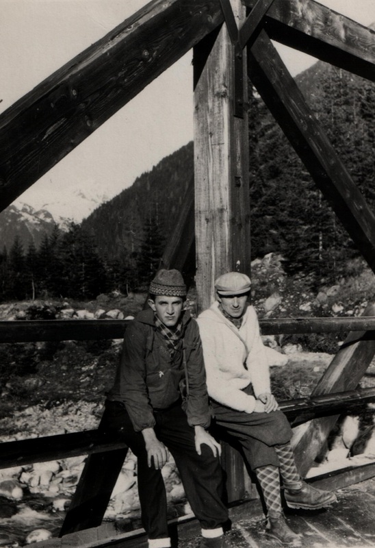 Jano a Vlado Bolvanskí na drevenom moste cez  Račkov potok - fotoarchív:Ján Bolvanský - 50- te roky