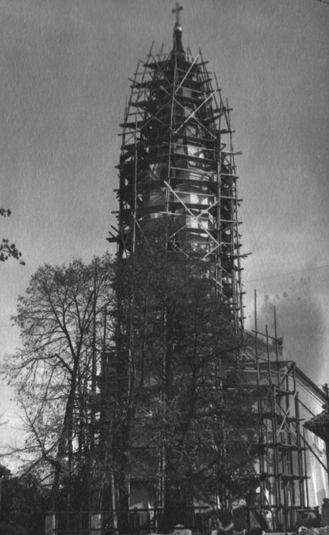 Drevené lešenie pri oprave veže kostola - fotoarchív:Kronika na fare v Pribyline - 1960