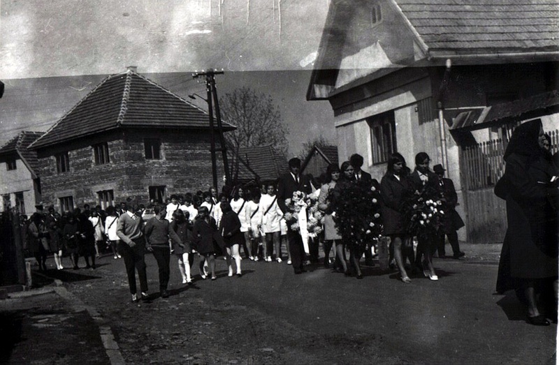 Popred rozostavaný Vaškov dom ide pohrebný spriavod - fotoarchív: Ján Húsenica - nedatované