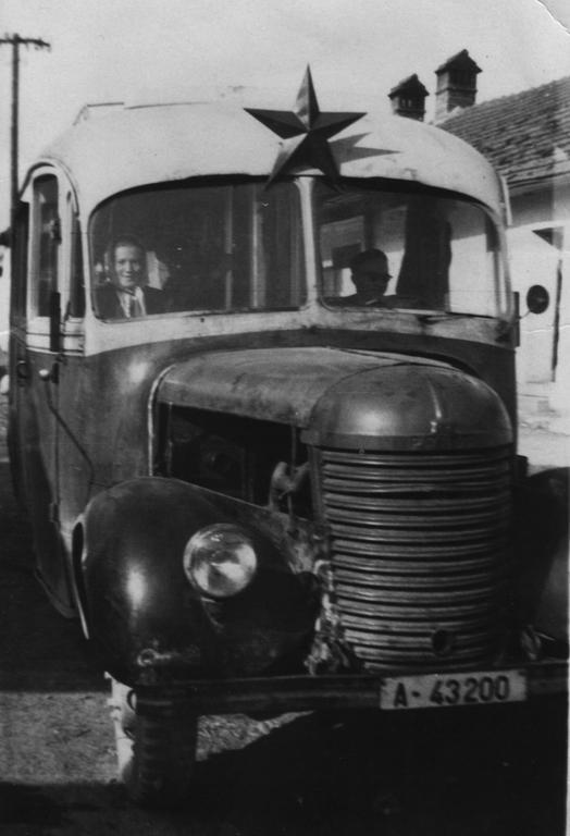 Svadobný autobus Betušiakovcov v Pribyline - fotoarchiv:Ján Betušiak - 1953