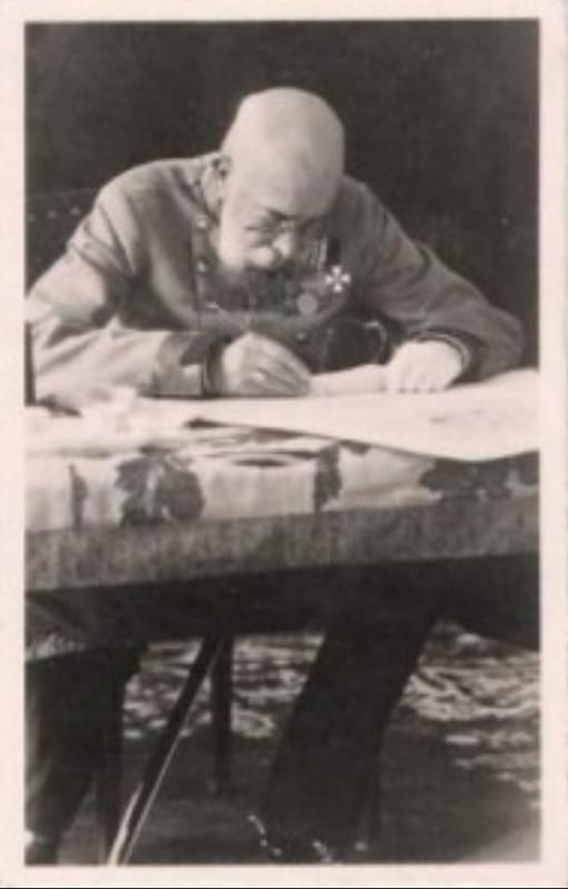 František Jozef pri podpise vyhlásenia vojny - web - 1914