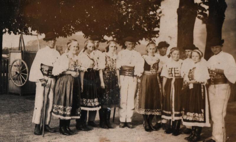 Folklórna skupina pri návšteve TGM v Prahe - fotoarchív:Jaroslav Beňo,Eva Kušnierová - nedatované