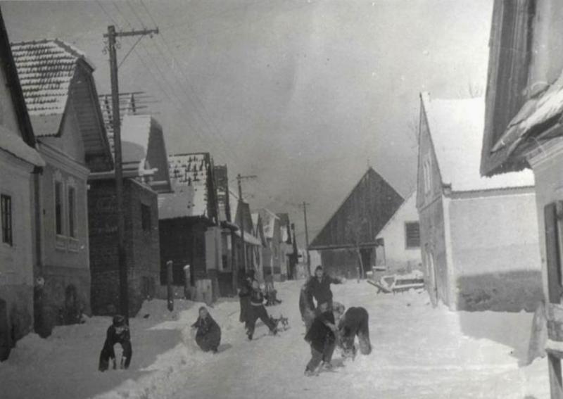 Zimné radovánky na dedine - fotoarchív:Milan Betuš - 50-te roky