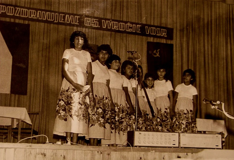 Vystúpenie detského cigánskeho folklórneho súboru - fotoarchív: divadelná kronika - 1982