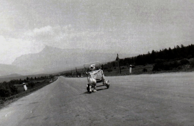 Prvá zaťažkávacia skúška povrchu novej cesty na Podbanské - fotoarchív: Jaroslav Beharka - asi 1968