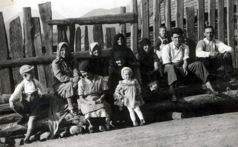 Posedenie susedov na gelbe  dreva - fotoarchív:Eva Lubelanová - asi 1949