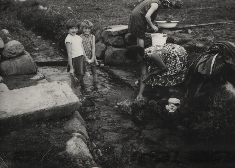 Pranie domácich kobercov na dedinskom potoku - fotoarchív:Mária Plávková - 70-te roky