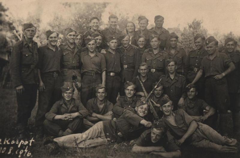 Vojaci a priateľstvo - fotoarchiv:Vlado Zaťko Muzikant - 1946