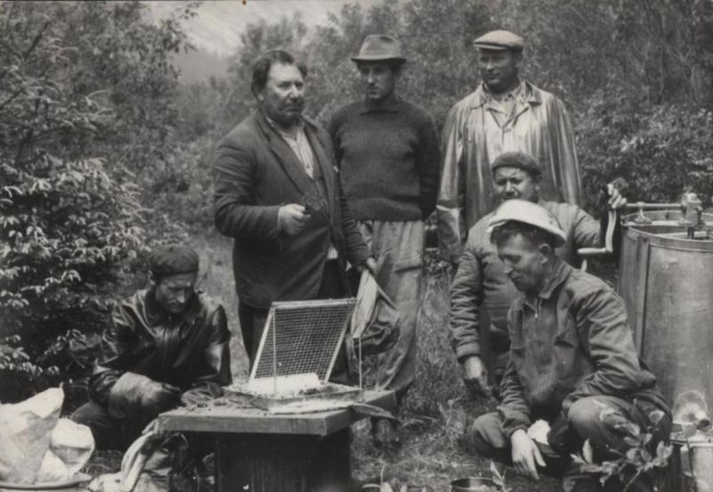 Pribylinskí včelári pri stáčaní medu - fotoarchív:Ján Bolvanský  Baslo - 1974