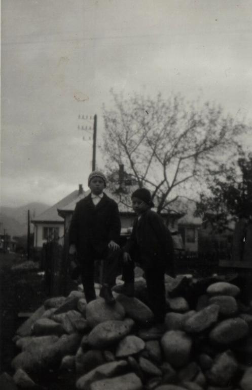Milan Poliak a XX na kope okruhliakov pripravených na stavbu nového domu - fotoarchív:Milan Poliak - asi 1963