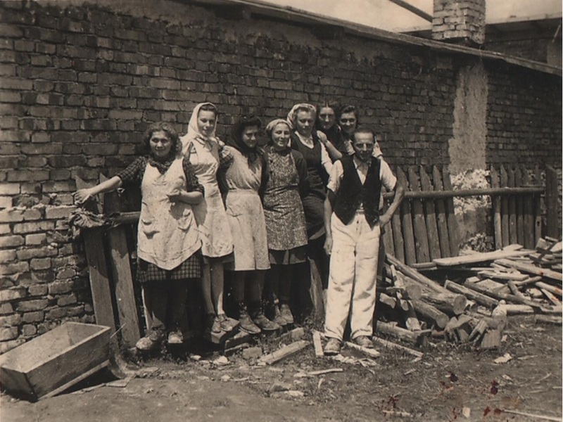Fotka na pamiatku počas prestavby domu - fotoarchív:Magda Jurčová r.Pelachová - nedatované