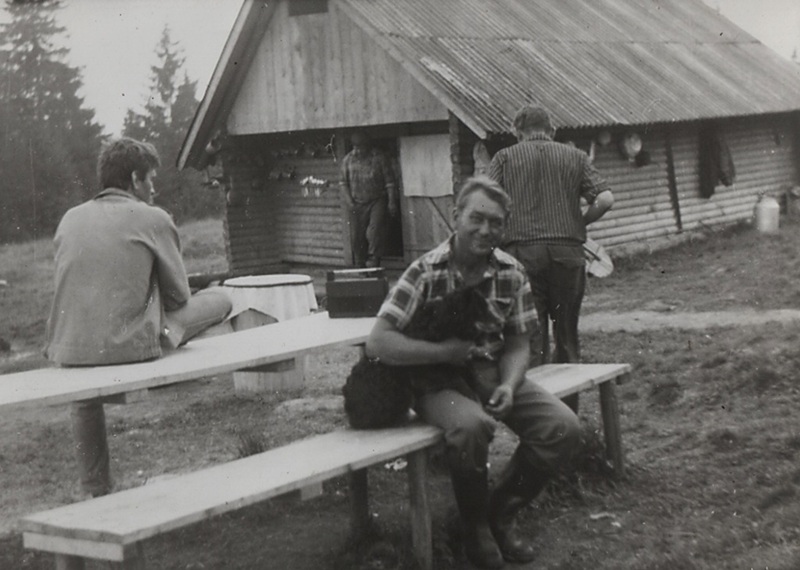 Salaš v novo zrubenej kolibe - fotoarchív:Ján Mikuš Krdaj - asi 1980