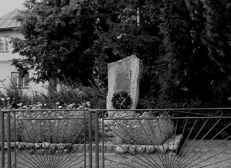 Na mieste kde v minulosti stáli staré sypárne stojí  pamätník SNP  - web - odhalený asi  v roku 1964