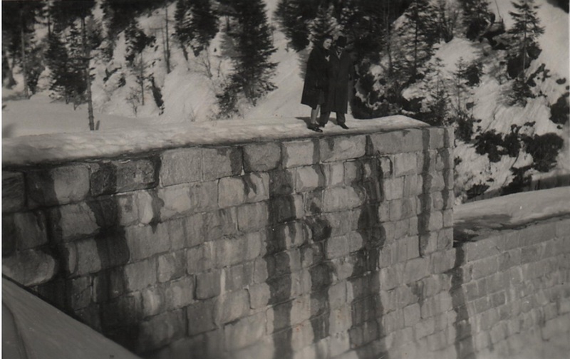 Odvážna  prechádzka po múre tajchu - fotoarchív:Ján Mikuš Krdaj - nedatované