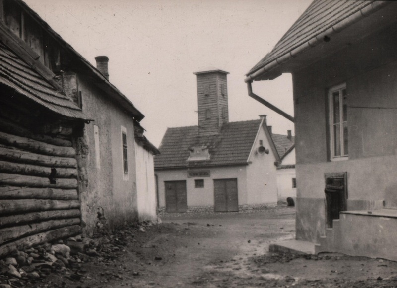 Pohľad na požiarnu zbrojnicu - fotoarchív:Ján Králik - nedatované