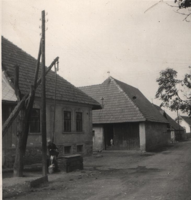 Pohľad na Lajčiakov dom  a Klaučovo humno - fotoarchiv:Mária Pozorová - 3.8.1960