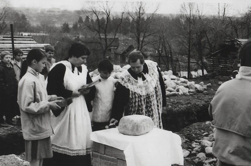 Posvätenie základného kameňa novej evanjelickej fary - fotoarchív: cirkevná kronika - 1992