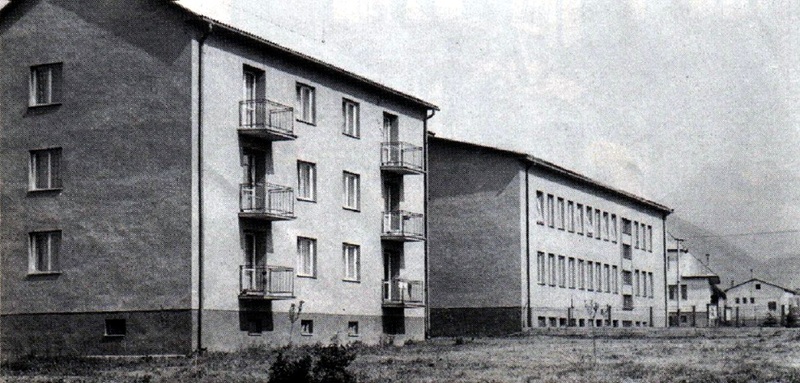 Administratívna budova JRD a bytovka za cestou - fotoarchív:publikácia JRD - publikované v roku 1977