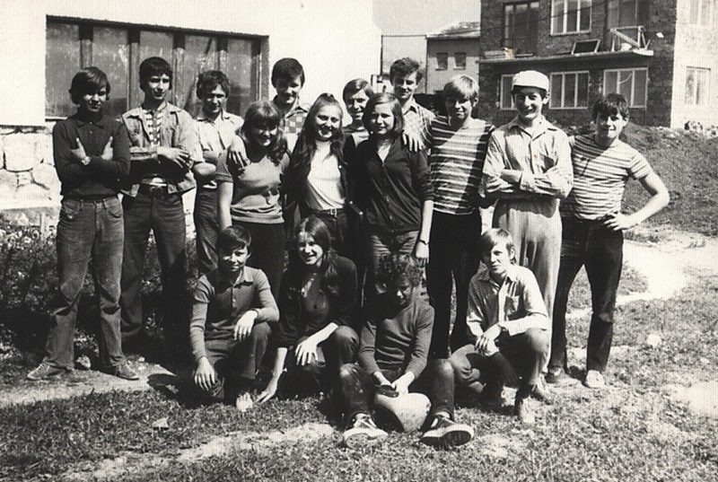 Mládežnícka brigáda  pred otvorením  kultúrneho domu - fotoarchív:Pavel Poliak - 1974