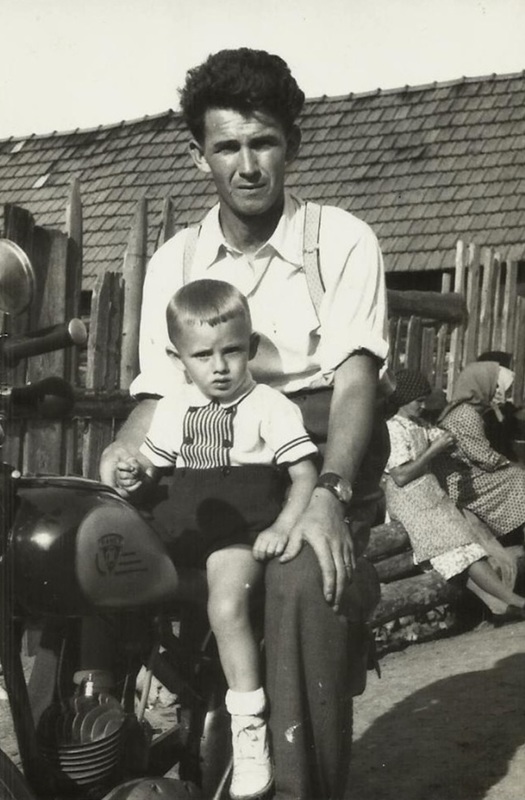 Karol Sutoris a jeho syn tiež Karol na motorke - fotoarchív: Karol Sutoris ml. - asi 1952
