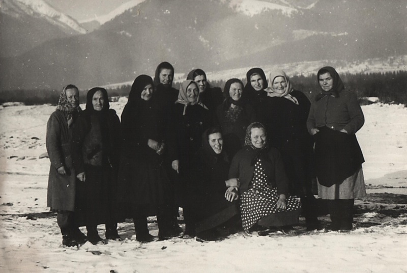 Pre túto fotografiu je len jeden názov: Pribylinske staré a prastaré mamy.  - fotoarchív:Magda Jurčová r.Pelachová - nedatované