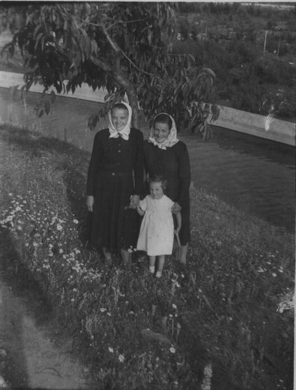 Betušiakovci pri mlynici - fotoarchiv:Ján Betušiak - 1953