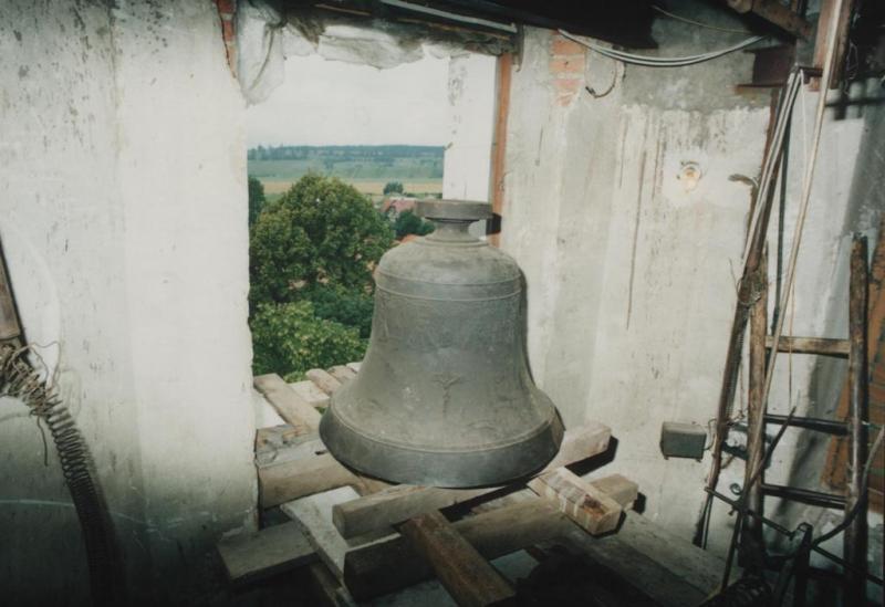 Pri skladaní zvonu sa muselo demontovať okno veže - fotoarchív:Kronika na fare v Pribyline