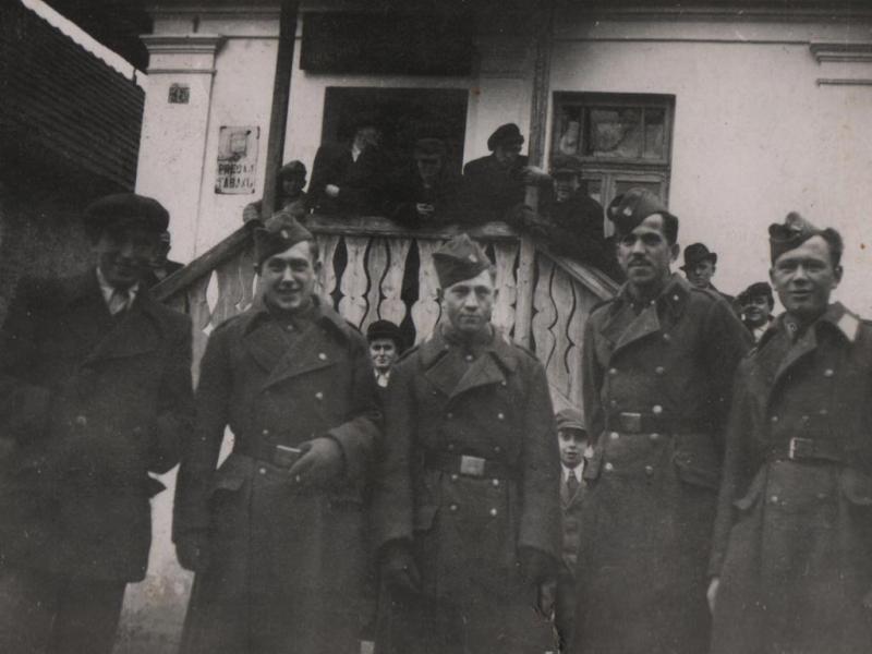 Vojaci pred Klaučovou krčmou