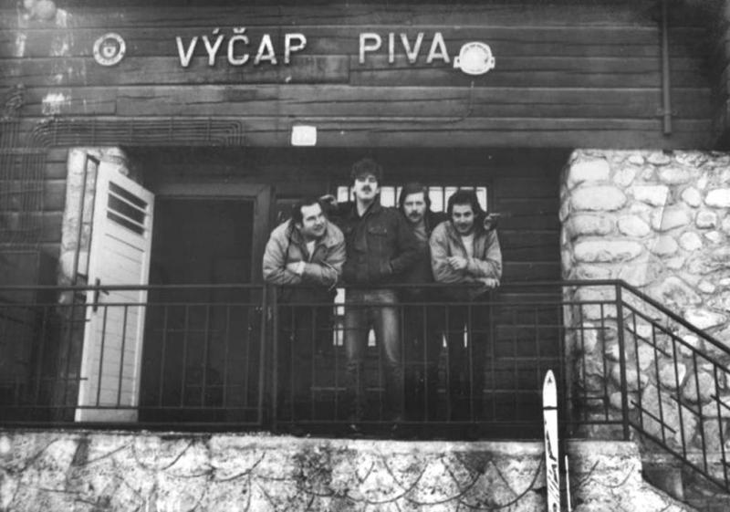 Pred starou krčmou na Podbansku - fotoarchív:Plučinský Rudolf - nedatované