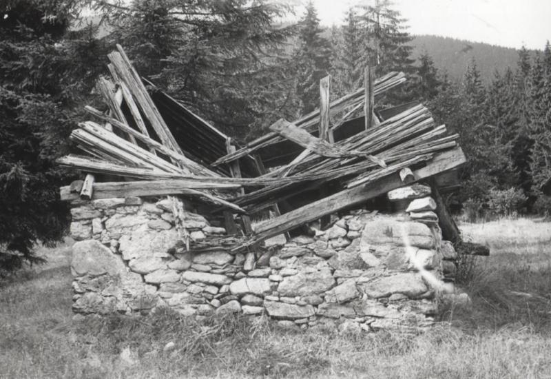 Zub času na sa prejavil na  seníku - Javorníky - fotoarchív:Ľubomír Dlháň - nedatované