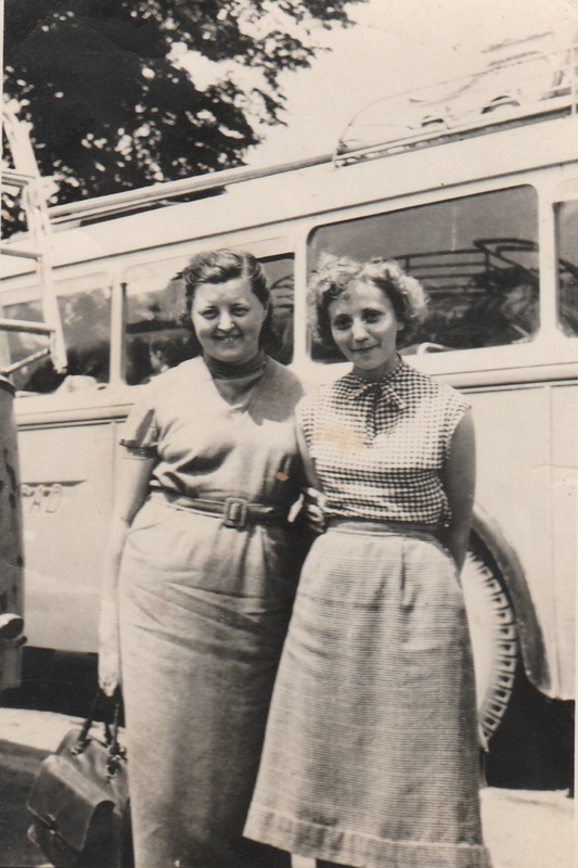 Cestou domov z práce na autobusovej stanici v Liptovskom Hrádku  - Anna Beharková st. - 29.6.1957