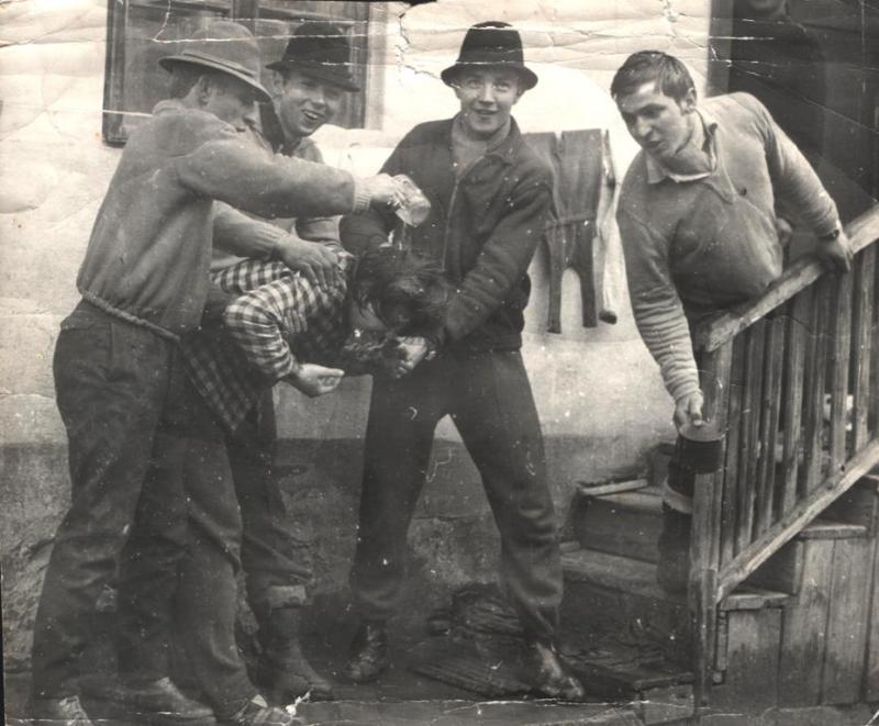 Kúpačka - Milan Ratkoš,Vlado Barbierik,Stano Kováč,Ľubo Račko obeť Božena Račková - fotoarchív:Božena Bečáková r.Račková - 1961