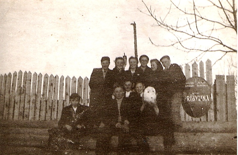 Mládež asi pred Pribylinskou školou - fotoarchív:Miroslav Račko st. - 50- te roky