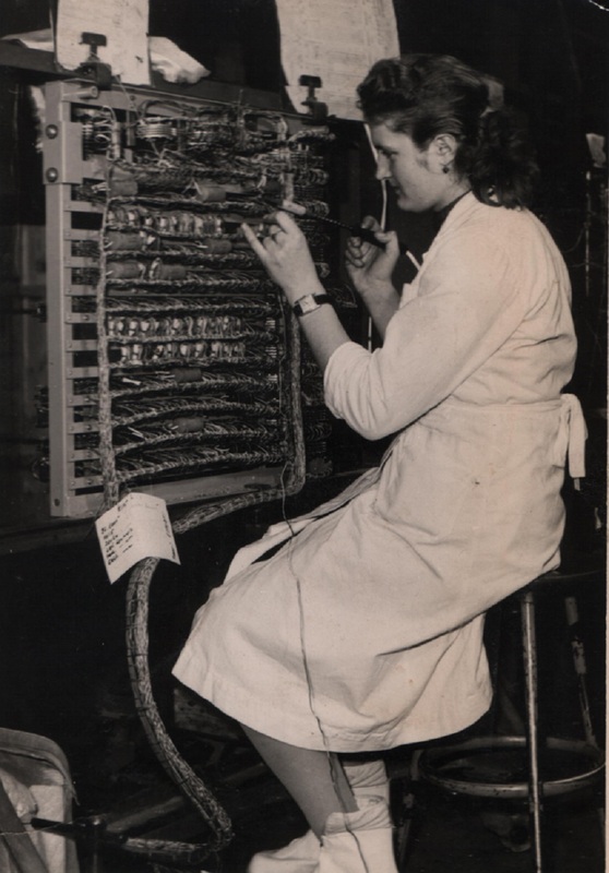 Blažena Pjateková pájkuje kabeláž releovej telefónnej ústredne - fotoarchív:Blažena Pjateková - 1960