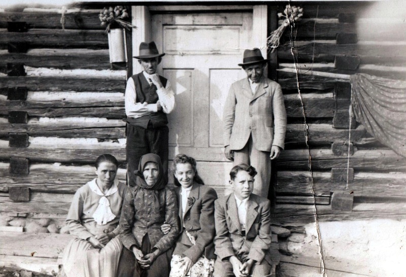 Sviatočná fotografia Plávkovcov pred ich drevenicou - fotoarchív:Mária Plávková - asi 1940